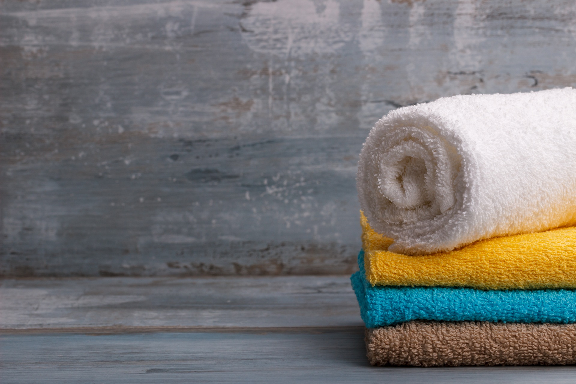 stack-of-colorful-bath-towels-PCXU46G